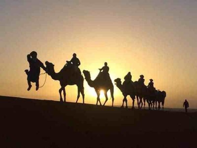 Merzouga dunes içinde gün batımı